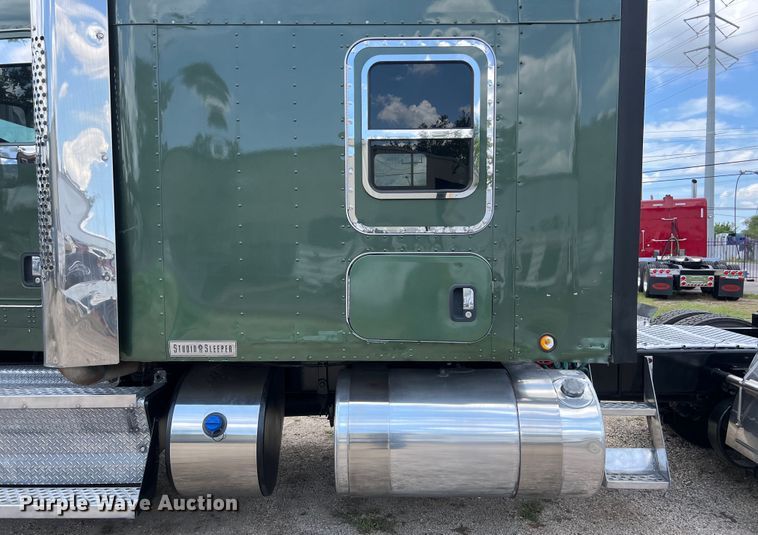 image for item DO2479 2013 Kenworth T660 semi truck