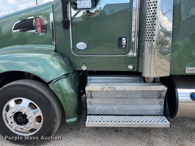 image for item DO2479 2013 Kenworth T660 semi truck