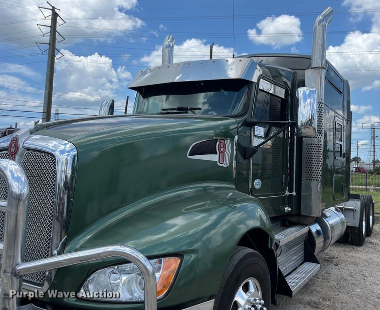 image for item DO2479 2013 Kenworth T660 semi truck