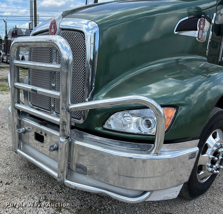 image for item DO2479 2013 Kenworth T660 semi truck