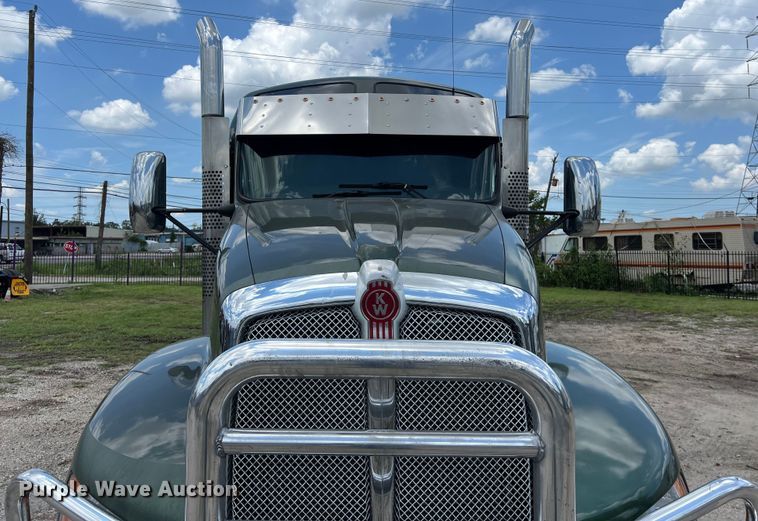 image for item DO2479 2013 Kenworth T660 semi truck