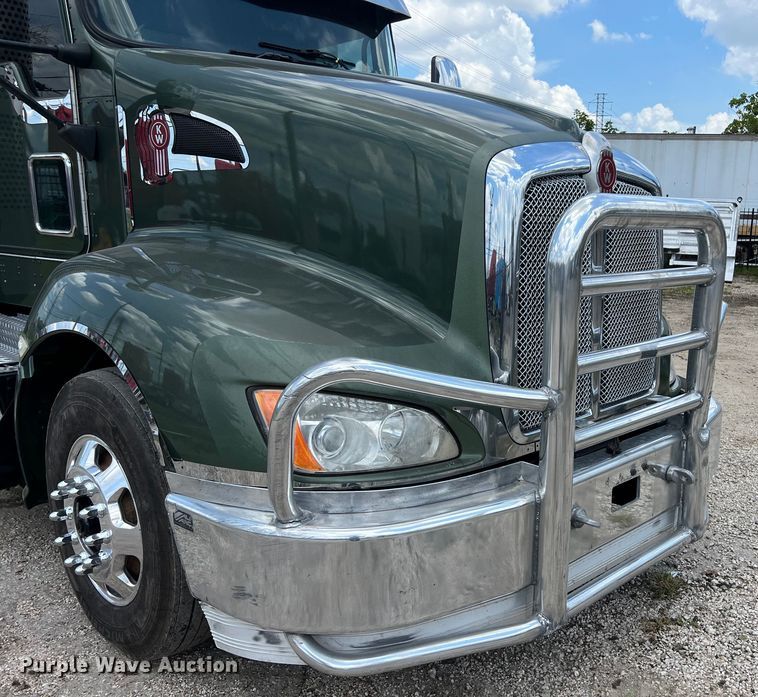 image for item DO2479 2013 Kenworth T660 semi truck