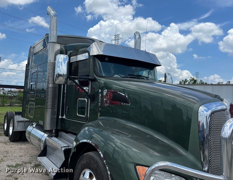 image for item DO2479 2013 Kenworth T660 semi truck