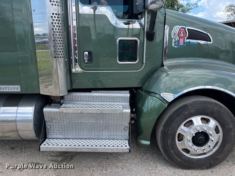 image for item DO2479 2013 Kenworth T660 semi truck