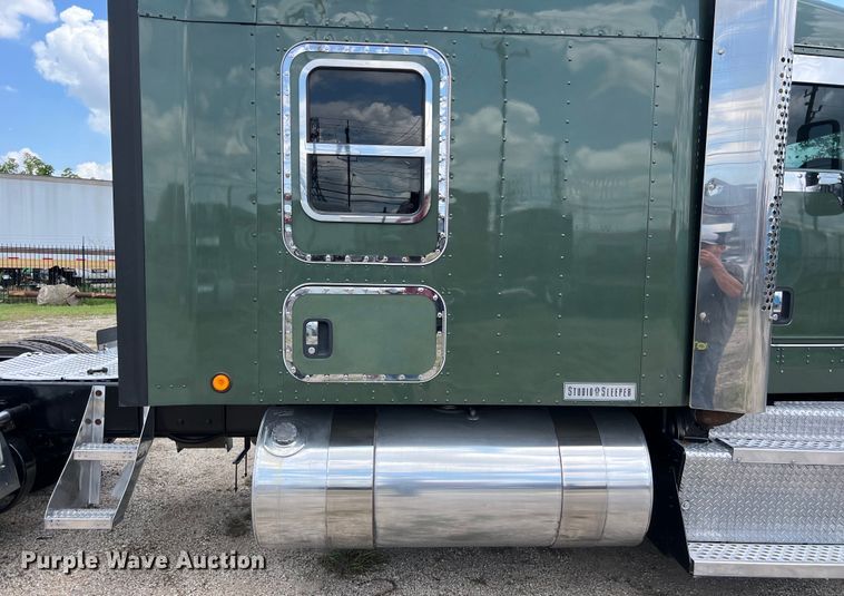 image for item DO2479 2013 Kenworth T660 semi truck