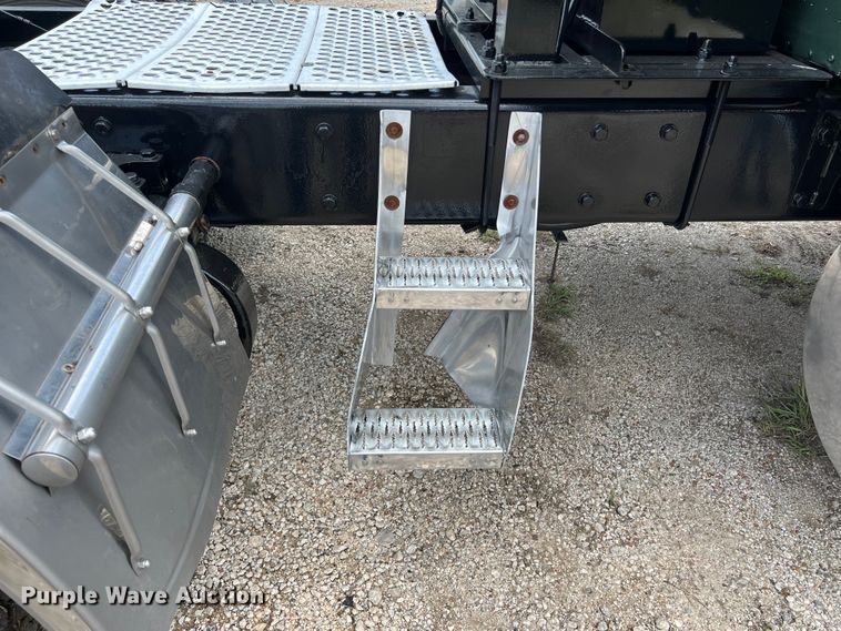 image for item DO2479 2013 Kenworth T660 semi truck