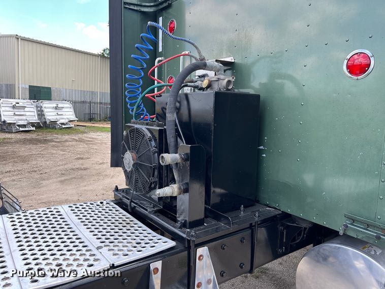 image for item DO2479 2013 Kenworth T660 semi truck