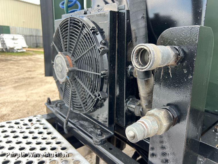 image for item DO2479 2013 Kenworth T660 semi truck