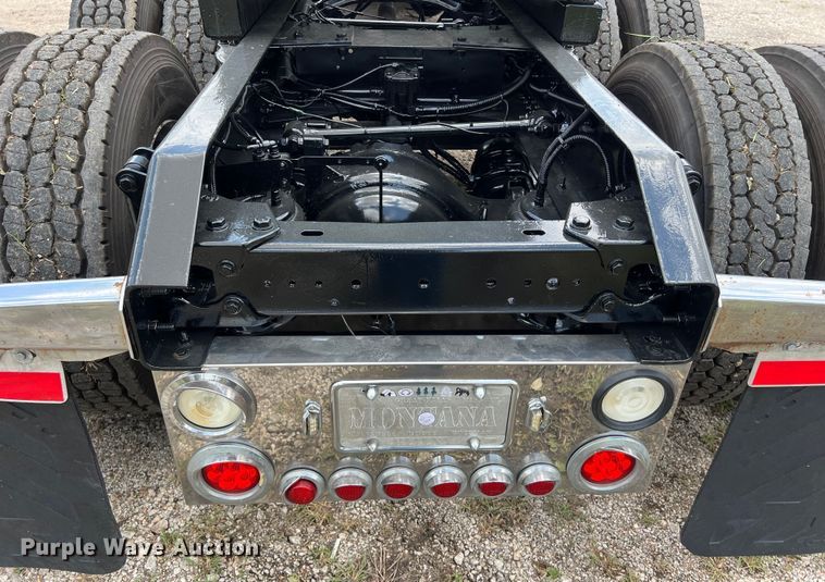 image for item DO2479 2013 Kenworth T660 semi truck