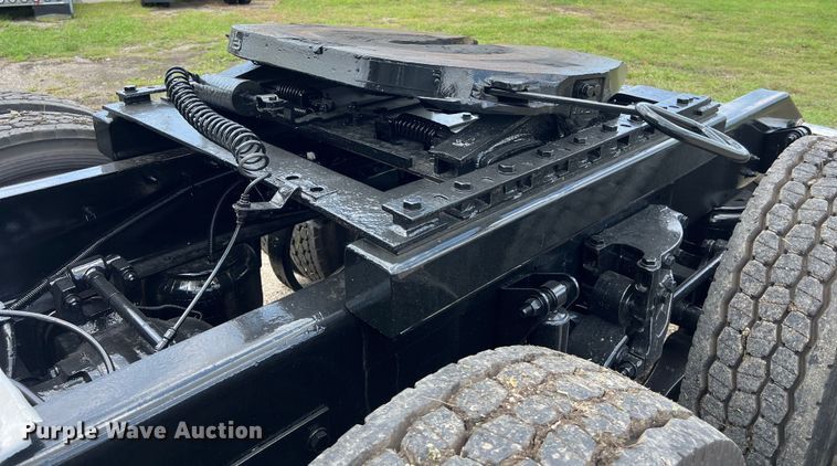 image for item DO2479 2013 Kenworth T660 semi truck