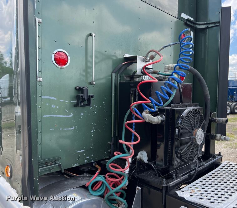 image for item DO2479 2013 Kenworth T660 semi truck