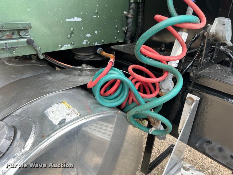 image for item DO2479 2013 Kenworth T660 semi truck