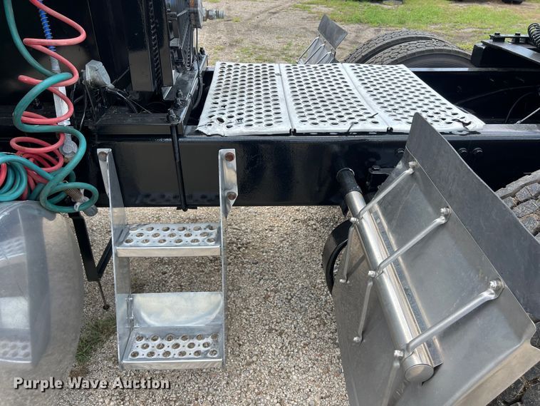 image for item DO2479 2013 Kenworth T660 semi truck