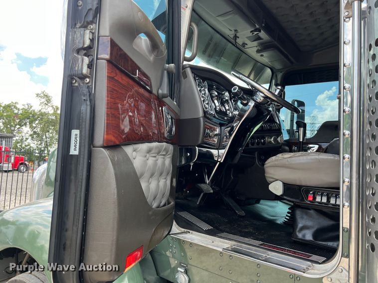 image for item DO2479 2013 Kenworth T660 semi truck