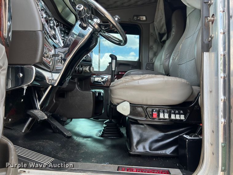 image for item DO2479 2013 Kenworth T660 semi truck