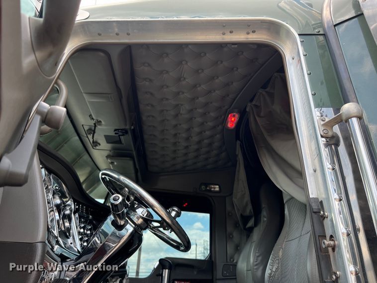 image for item DO2479 2013 Kenworth T660 semi truck