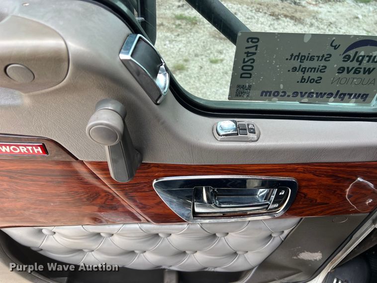 image for item DO2479 2013 Kenworth T660 semi truck