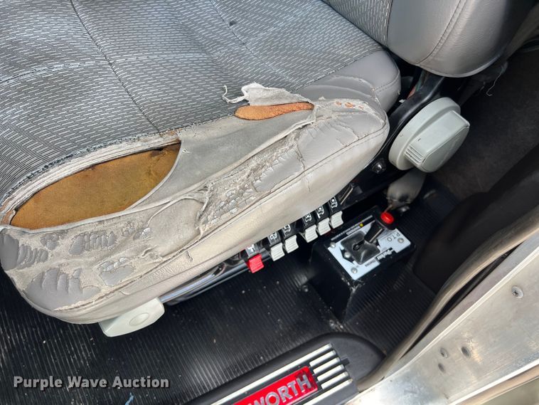 image for item DO2479 2013 Kenworth T660 semi truck