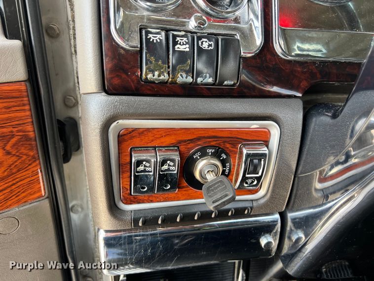 image for item DO2479 2013 Kenworth T660 semi truck