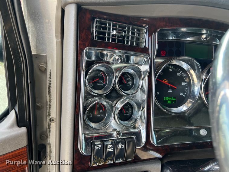 image for item DO2479 2013 Kenworth T660 semi truck