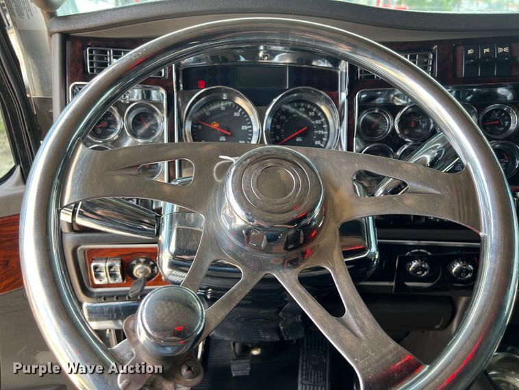 image for item DO2479 2013 Kenworth T660 semi truck