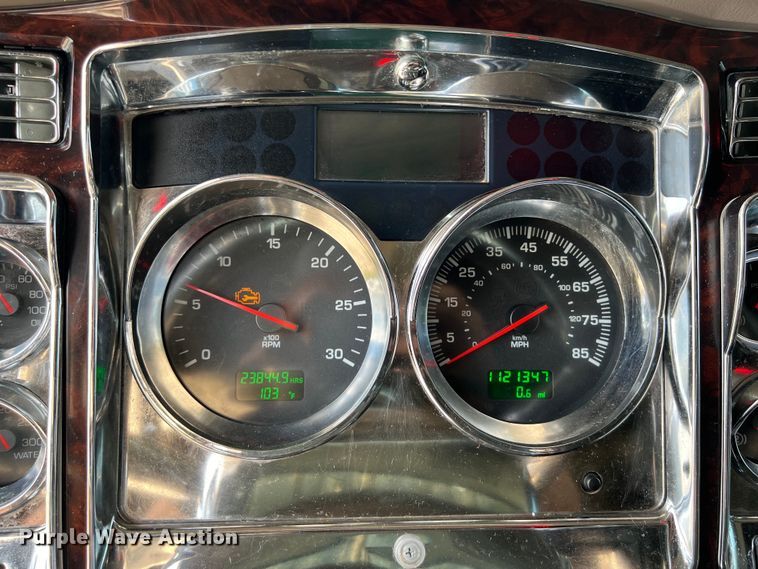 image for item DO2479 2013 Kenworth T660 semi truck