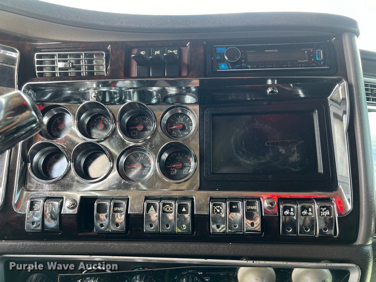 image for item DO2479 2013 Kenworth T660 semi truck