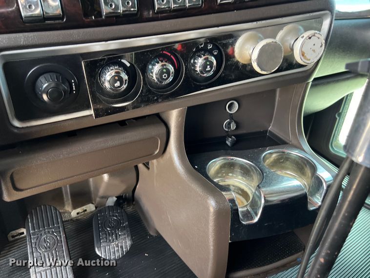 image for item DO2479 2013 Kenworth T660 semi truck