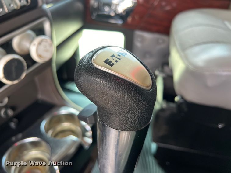 image for item DO2479 2013 Kenworth T660 semi truck