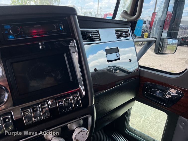 image for item DO2479 2013 Kenworth T660 semi truck