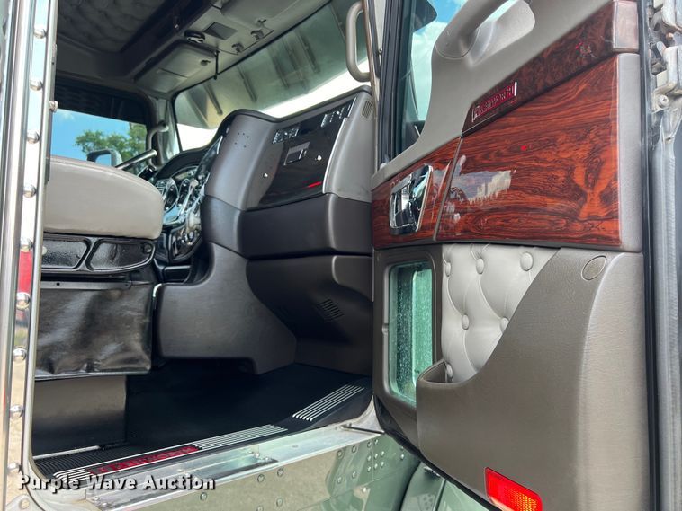 image for item DO2479 2013 Kenworth T660 semi truck