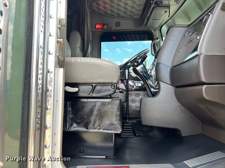 image for item DO2479 2013 Kenworth T660 semi truck