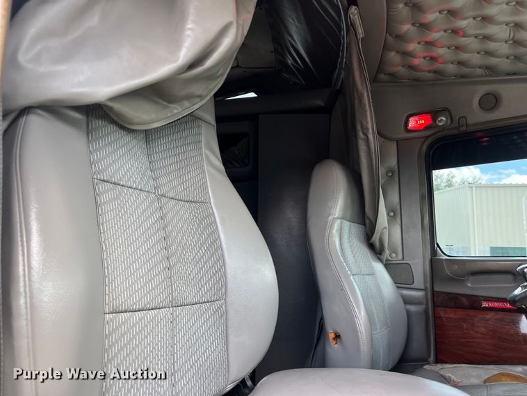 image for item DO2479 2013 Kenworth T660 semi truck