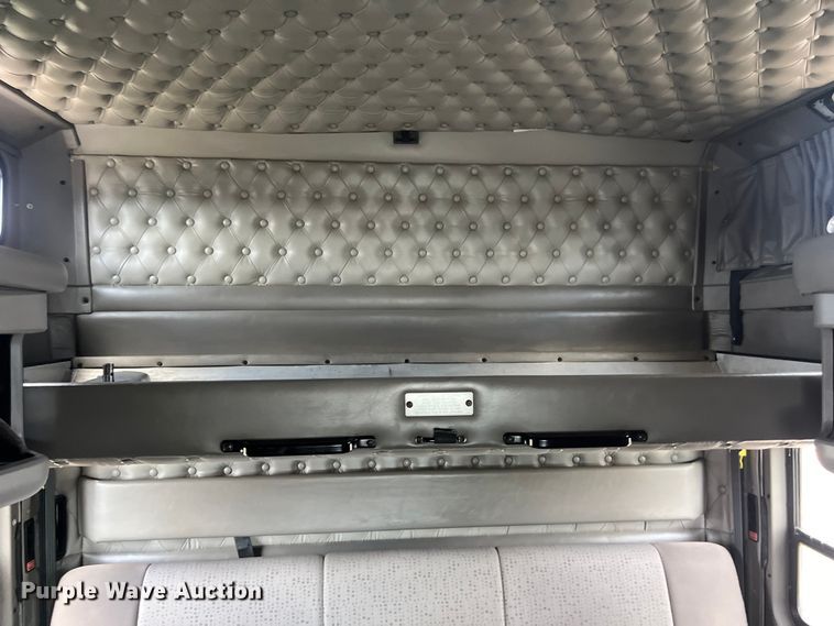 image for item DO2479 2013 Kenworth T660 semi truck