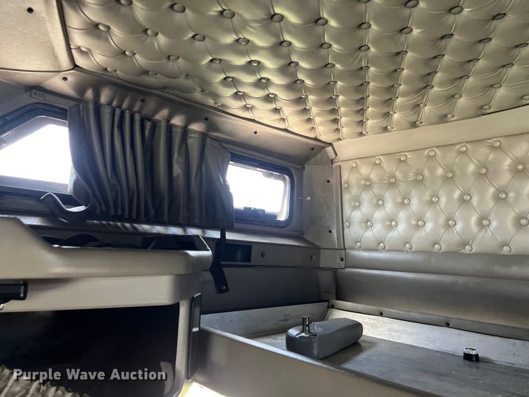 image for item DO2479 2013 Kenworth T660 semi truck