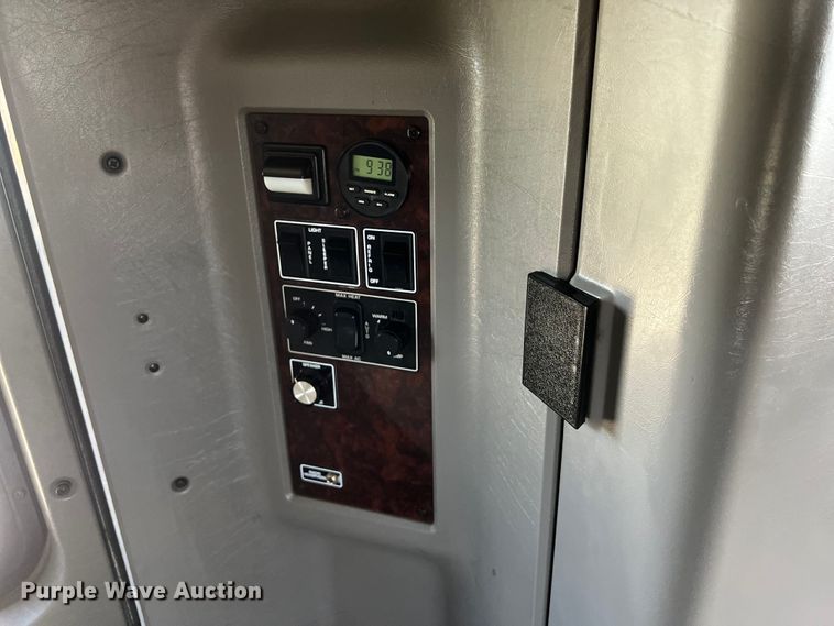 image for item DO2479 2013 Kenworth T660 semi truck