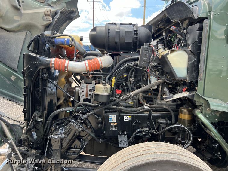 image for item DO2479 2013 Kenworth T660 semi truck