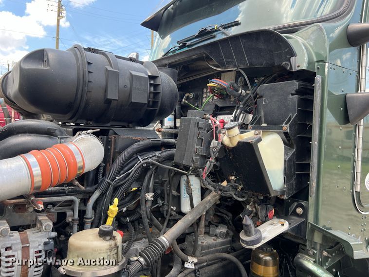 image for item DO2479 2013 Kenworth T660 semi truck