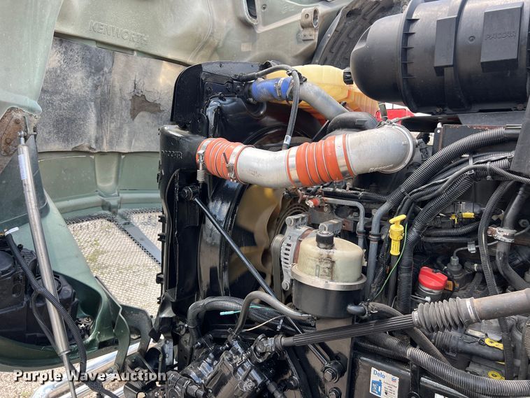 image for item DO2479 2013 Kenworth T660 semi truck