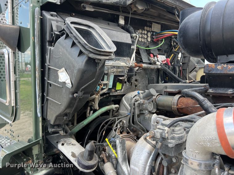 image for item DO2479 2013 Kenworth T660 semi truck