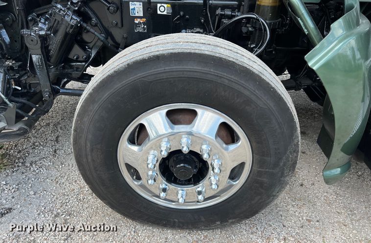 image for item DO2479 2013 Kenworth T660 semi truck