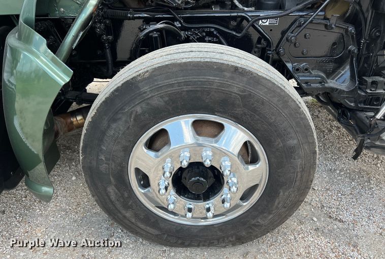 image for item DO2479 2013 Kenworth T660 semi truck