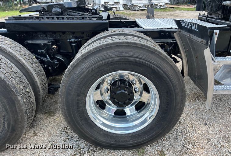 image for item DO2479 2013 Kenworth T660 semi truck