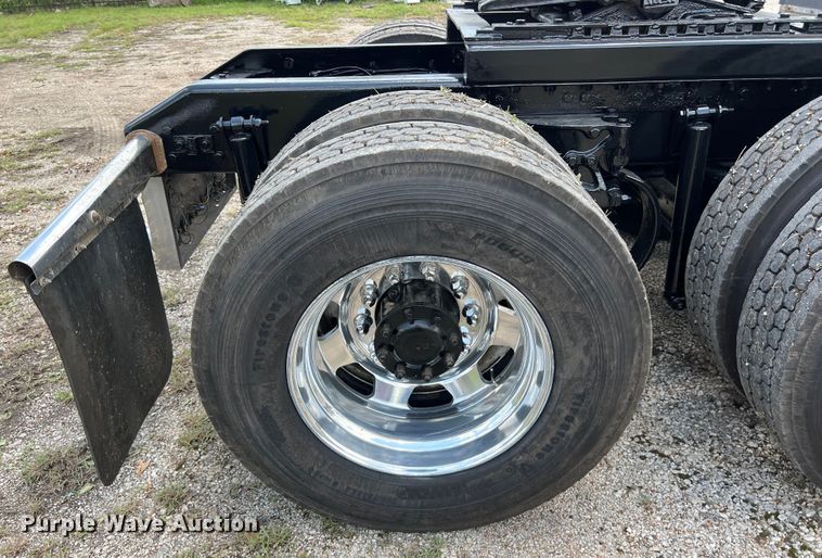 image for item DO2479 2013 Kenworth T660 semi truck