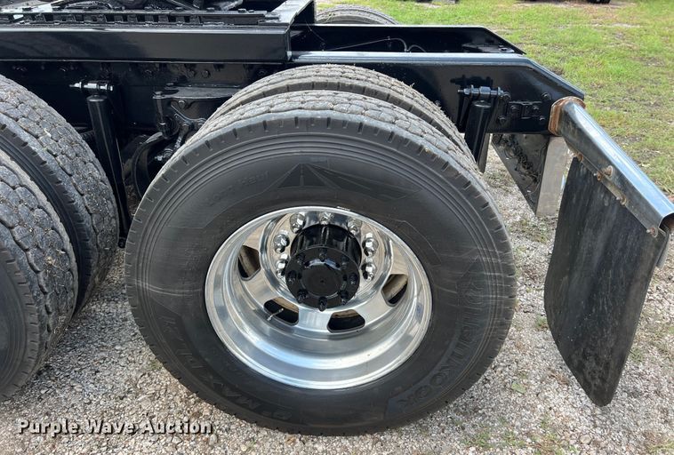 image for item DO2479 2013 Kenworth T660 semi truck