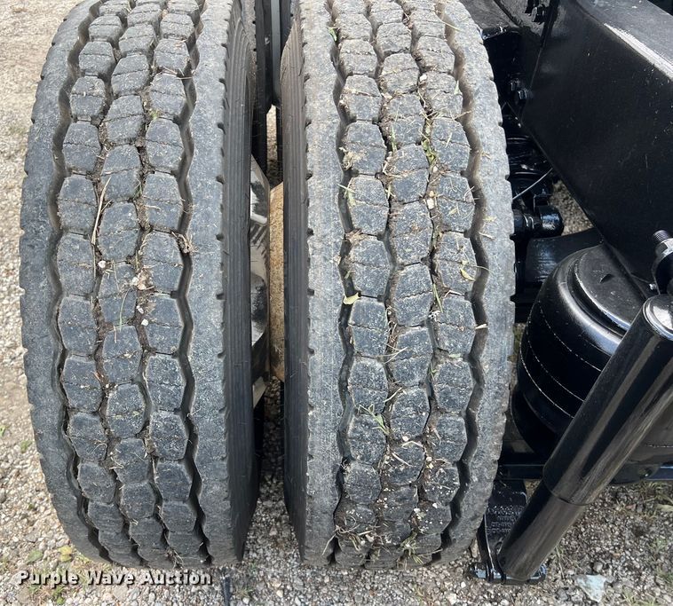 image for item DO2479 2013 Kenworth T660 semi truck