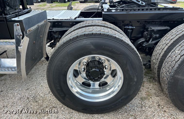 image for item DO2479 2013 Kenworth T660 semi truck