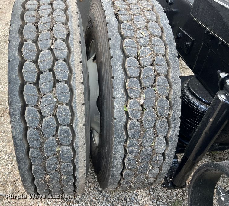 image for item DO2479 2013 Kenworth T660 semi truck