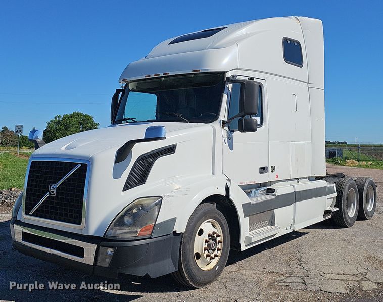 image for item DP0986 2005 Volvo VNL semi truck