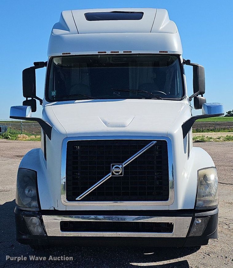 image for item DP0986 2005 Volvo VNL semi truck